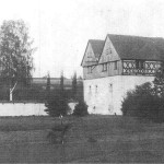Tzv. starý zámek pod hradem, postavený kolem r.1562 Zikmundem Berkou z Dubé. Renesanční kamenná a hrázdědá stavba zřejmě nahradila starší tvrz.