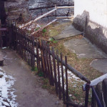 Stav před skalním domkem u severního vstupu do ambitu do r.1998