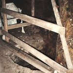 Dolní část studny ve sklepě bez okruží