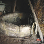 Dolní část studny ve sklepě s okružím