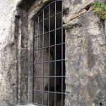 Okenní otvor s mříží